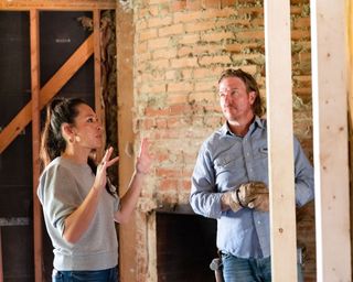 Chip and Joanna Gaines on a Fixer Upper episode