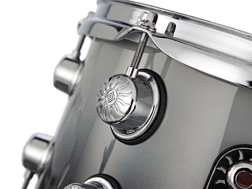Natal's sun logo, in use since the 1960s, appears as a motif on the badges and on the lugs.