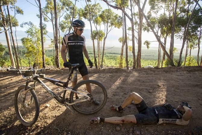 Markus Kaufman and Thomas Stoll of Team Dietrich crash