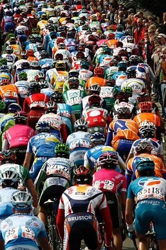 A sea of colour on the Mur de Huy