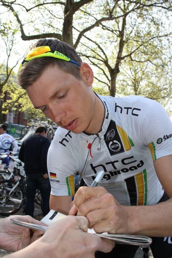Tony Martin (HTC-Highroad) signs an autograph