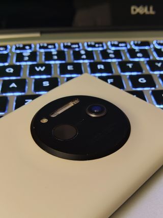 Lumia 1020 hacked to have an iPhone SE inside