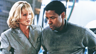 (L-R) Kelly Lynch and Denzel Washington in "Virtuosity" (1995).