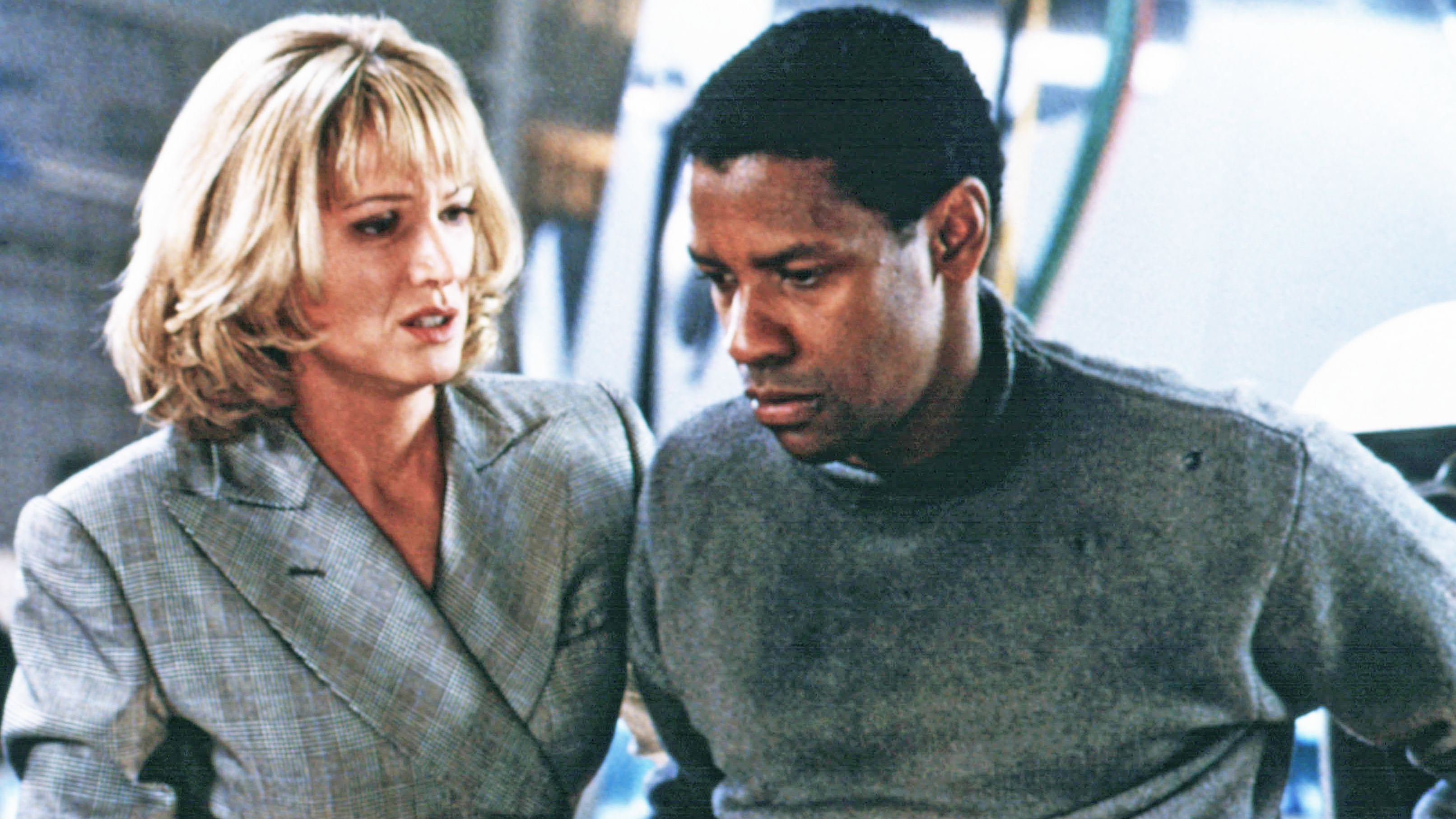 (L-R) Kelly Lynch and Denzel Washington in "Virtuosity" (1995).