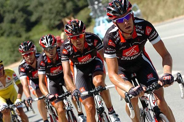 Caisse does the chase work for Alejandro Valverde (Caisse d'Epargne).