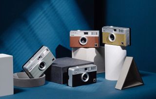 Une collection d'appareils photo Kodak Ektar H35 de différentes couleurs sur une table.