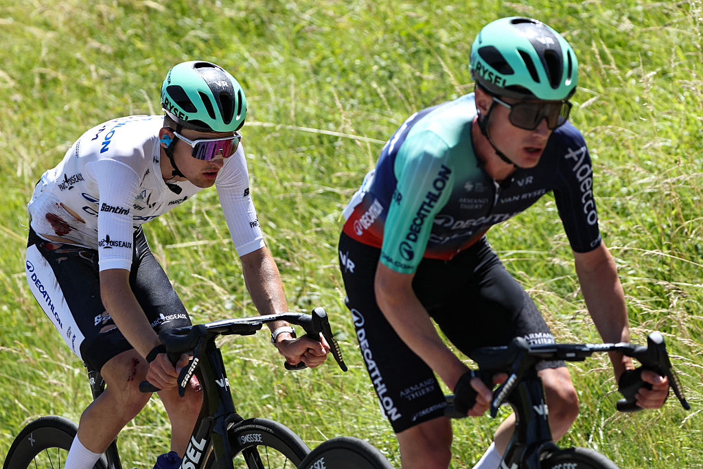 Der französische Decathlon CMA CGM Team-Fahrer Paul Seixas trägt das beste weiße Radtrikot des jungen Fahrers während der siebten Etappe des Radrennens Tour Auvergne-Rhone-Alpes (ehemals Criterium du Dauphine), einer 133,6 Kilometer langen Strecke zwischen La Bridoire und Grand Colombier in den französischen Alpen, am 13. Juni 2026. (Foto von Anne-Christine POUJOULAT / AFP)