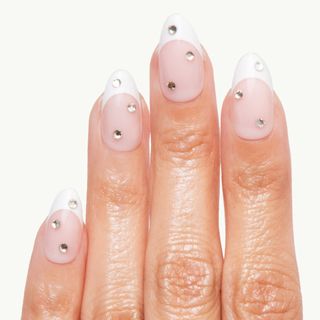 97aymHvm7FWRaJFVaZKi4i-320-80 Dua Lipa's Polka Dot Manicure أنيق للغاية