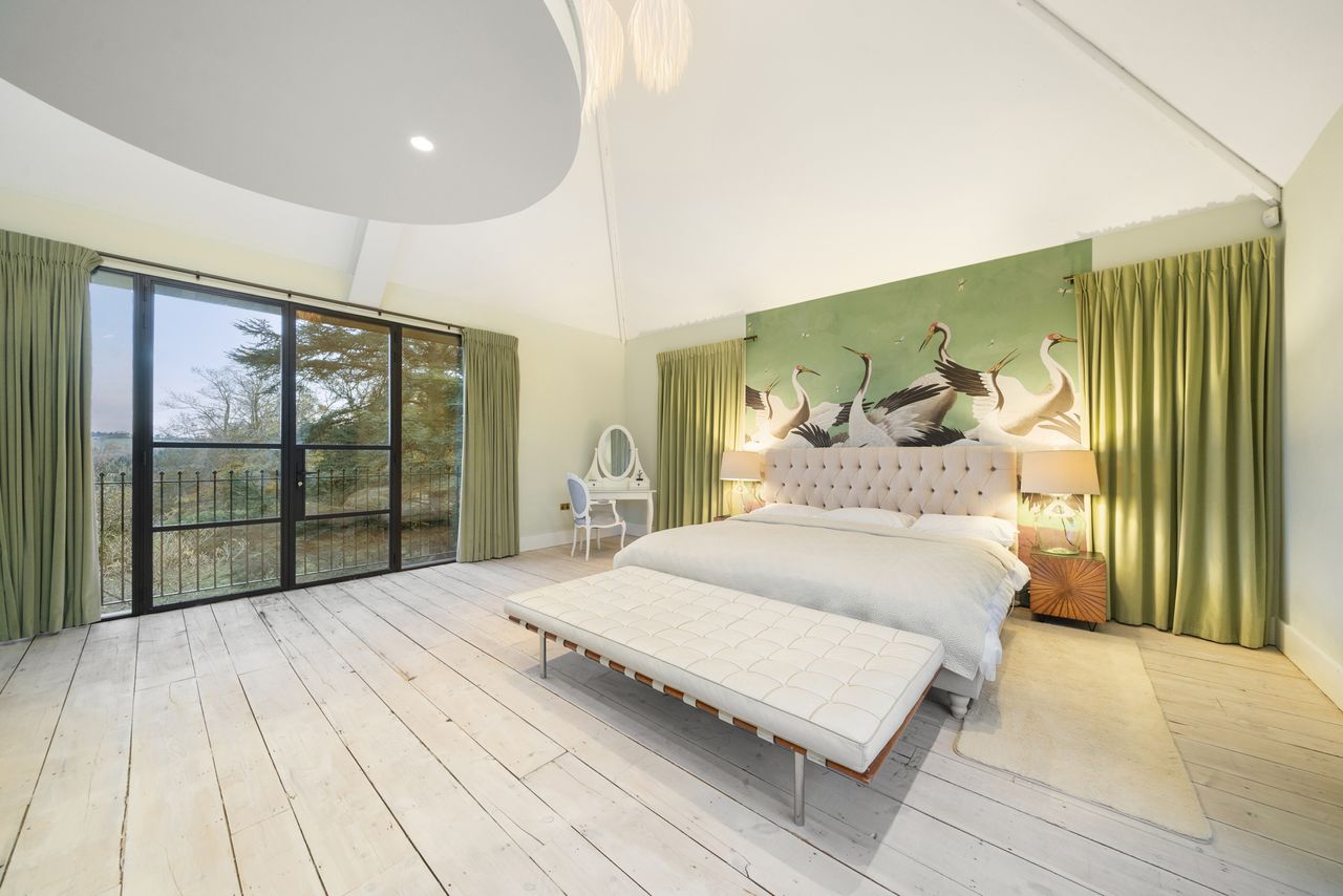 Images of the interiors and exteriors of Broad Oak in East Sussex