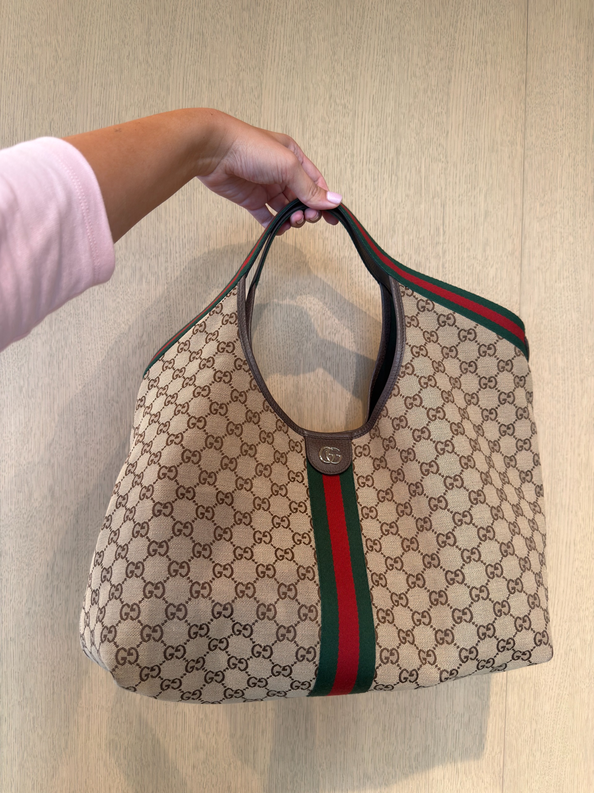 Who What Wear editor Ana Escalante holding a Gucci Giglio Large Tote Bag.
