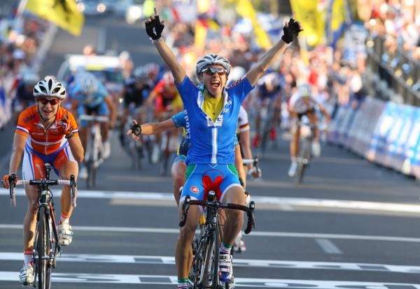 Giorgia Bronzini (Italy) celebrates her amazing victory.
