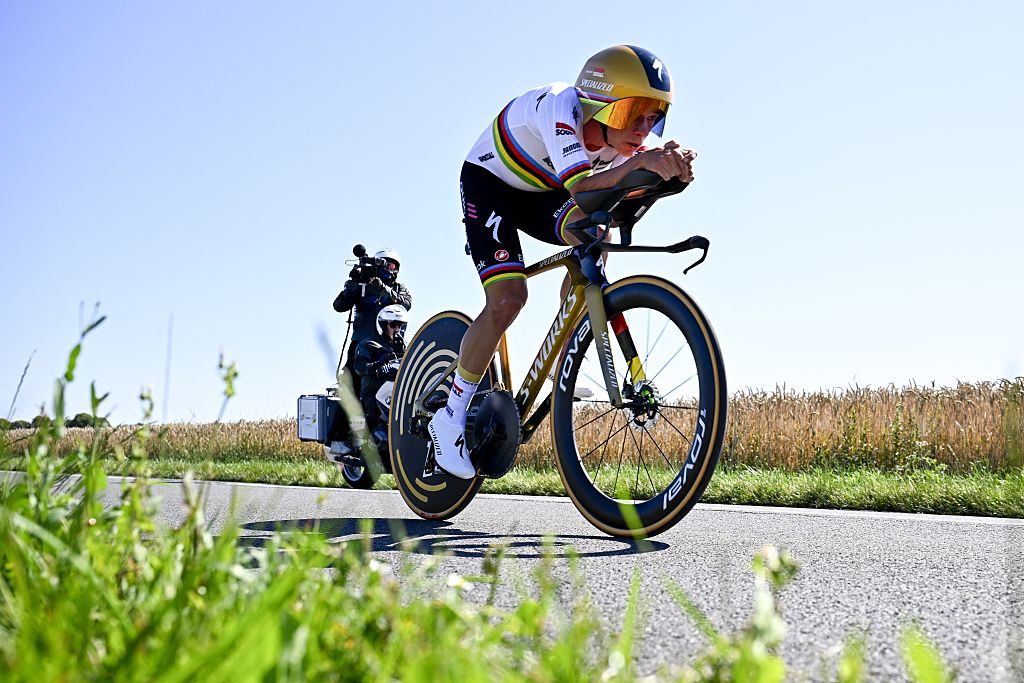 Remco Evenepoel durante contra-relógio no Tour de France de 2025