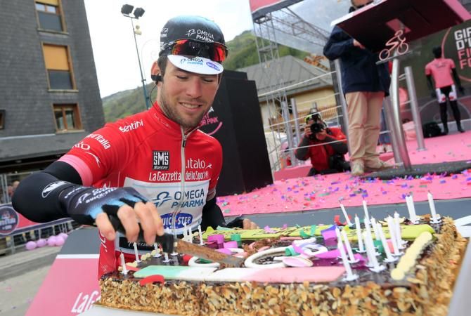 Points classification leader Mark Cavendish celebrated his 28th birthday prior to the start of stage 16