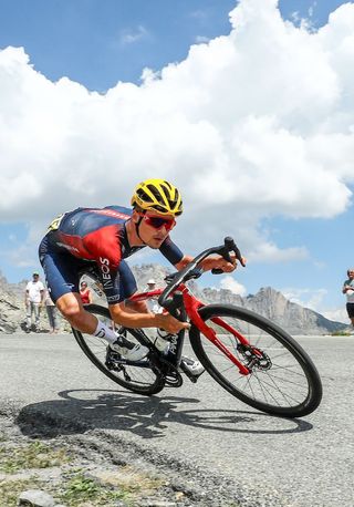 Tom Pidcock shows perfect technique with his head up and hands on the drops