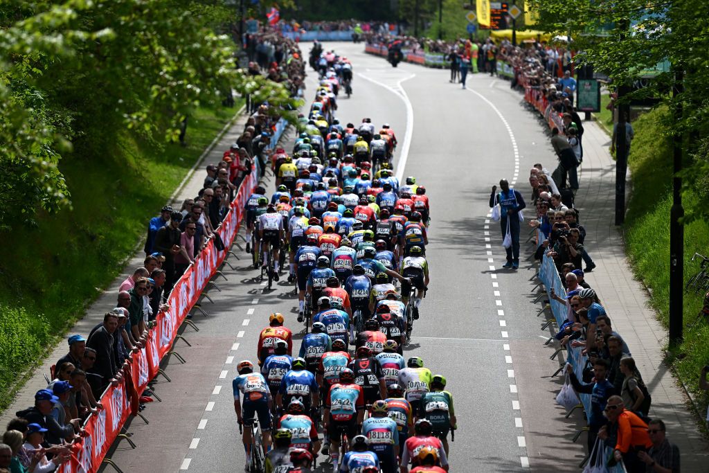 Peloton climbs the Cauberg