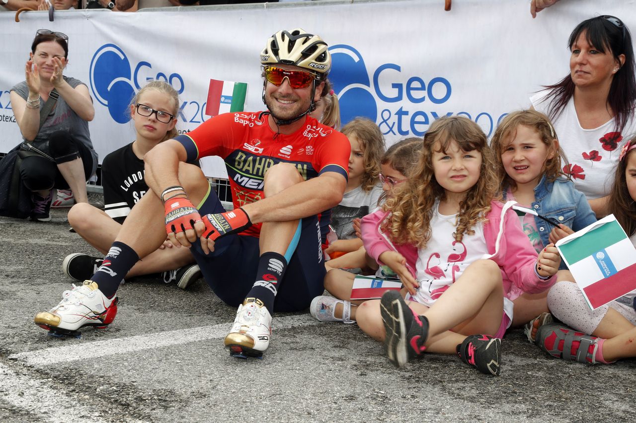 Manuele Boaro meets some kids at the start