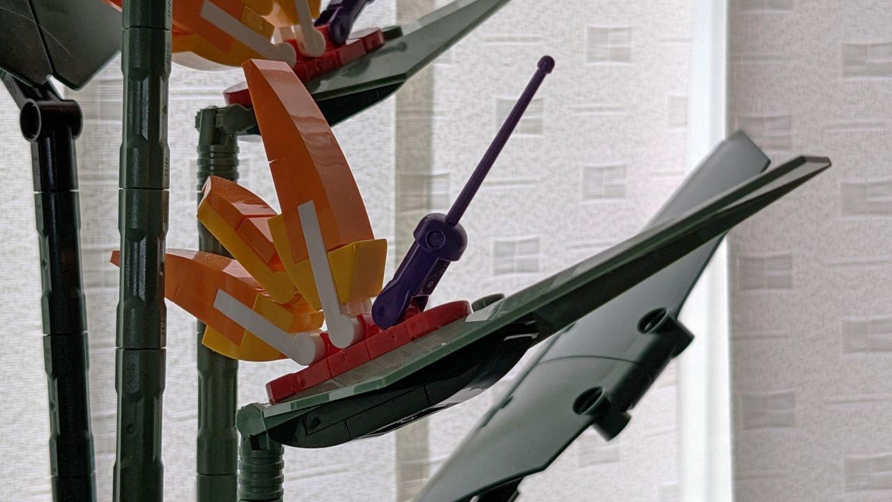 Lego Icons Bird of Paradise 10289 - close up of flower