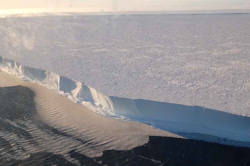 Partea din față a raftului Ross Ice plutește în Marea Ross, Antarctica.