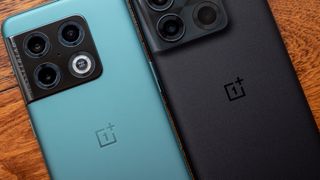 The OnePlus 10 Pro (green) next to the OnePlus 10T (black)