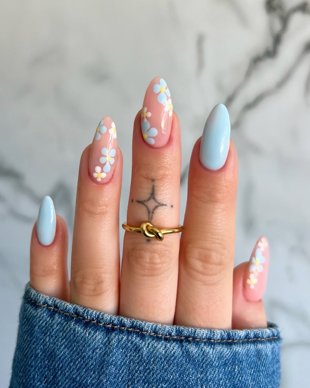 blue and white daisies on nails