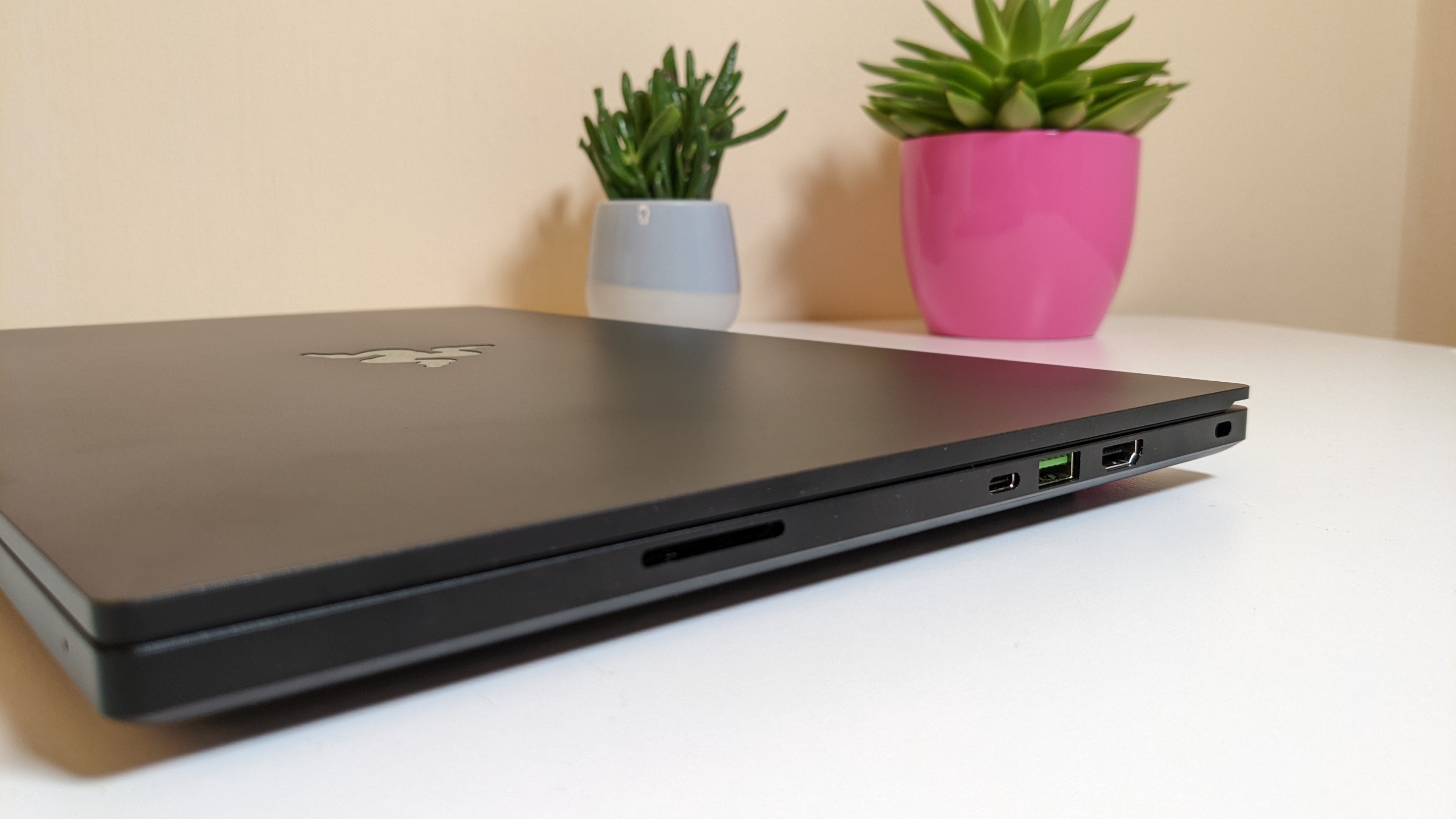 Razer Blade 15 Advanced zugeklappt mit Blick auf die rechte Seite