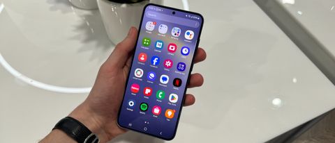 Samsung Galaxy S24 Plus ihmisen kädessä