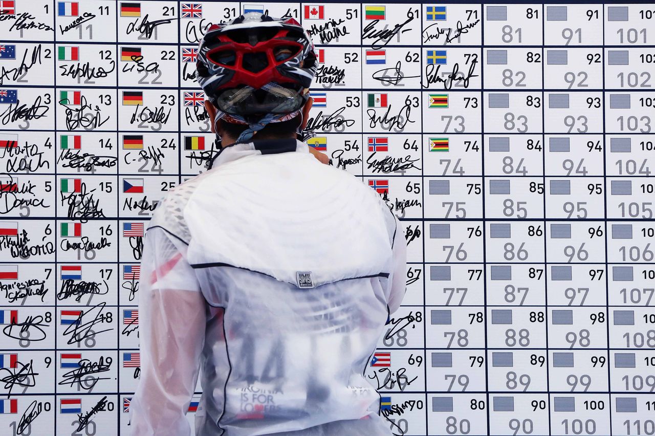 Signing on for the junior women's race