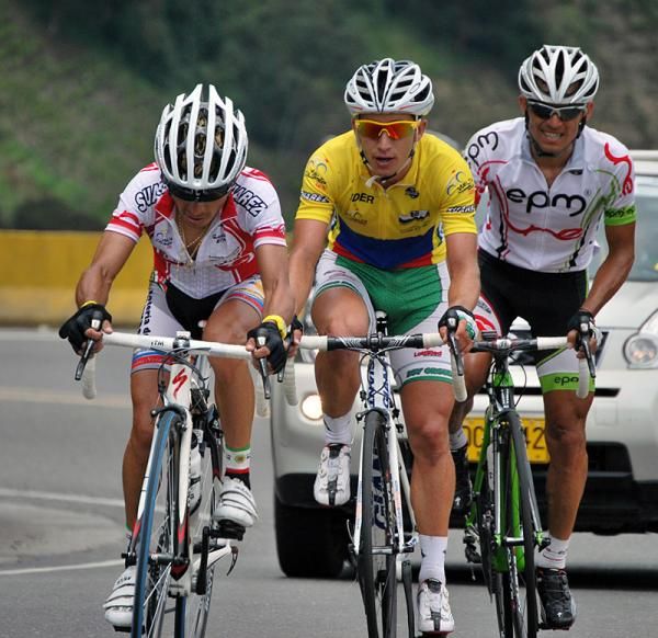The leading trio ascend La Linea.