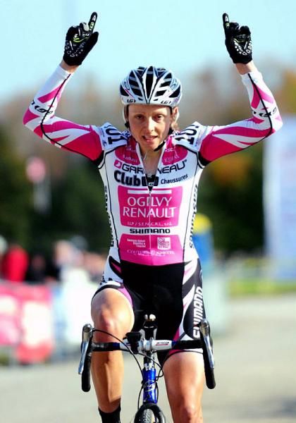 Natasha Elliot (Garneau Club Chausseurs) takes the lead in the NACT series with her win in Toronto.