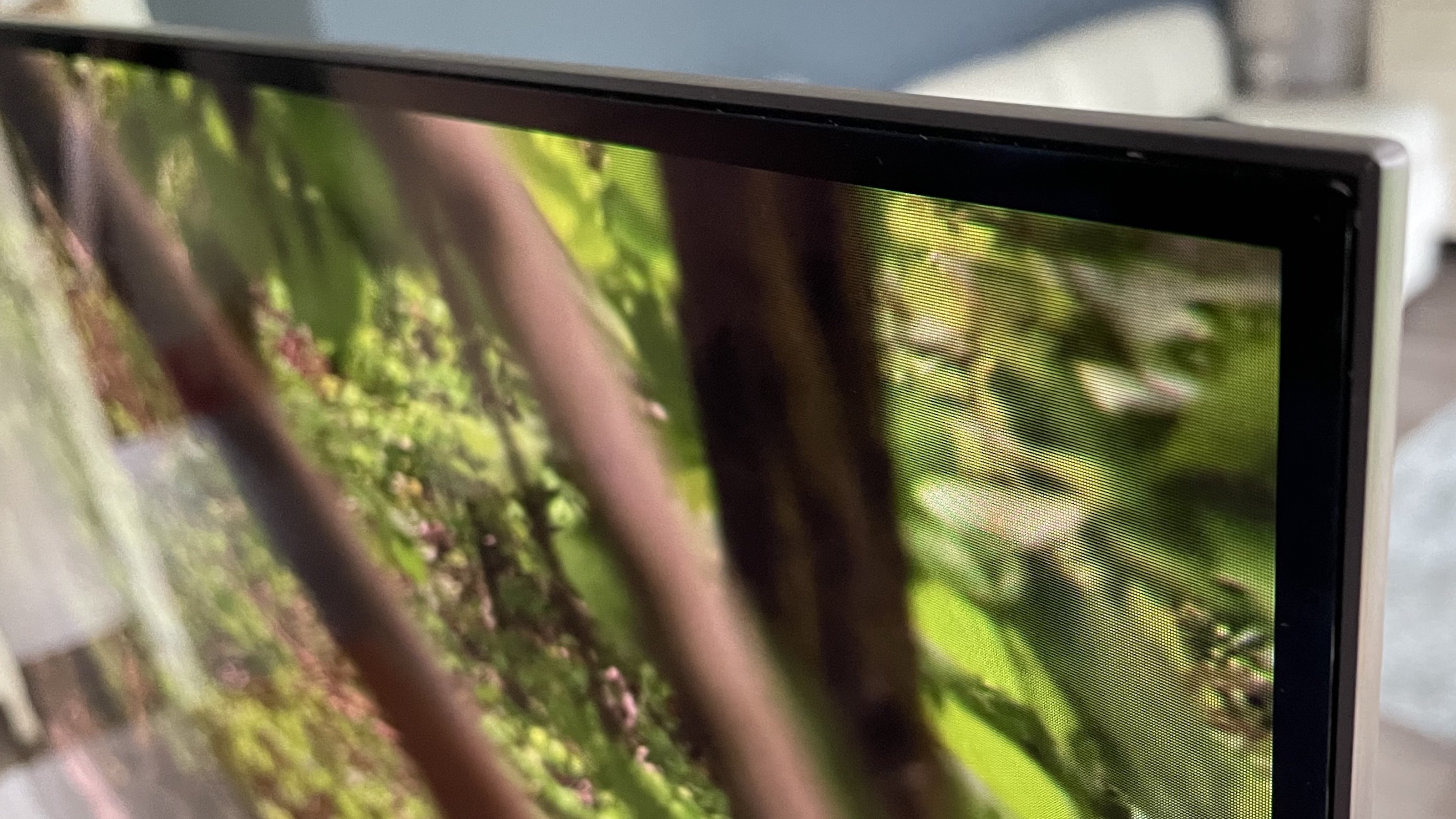 Samsung S90C corner, viewed in a close up