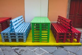pallet furniture ideas: bench and table