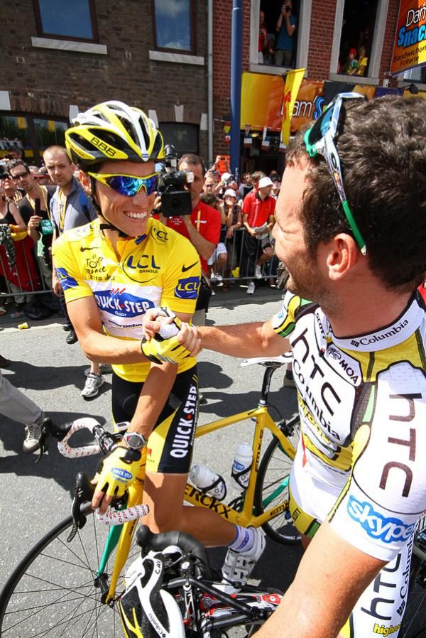 Sylvain Chavanel (Quick Step) and Mark Cavendish (HTC - Columbia) shake hands before stage three.