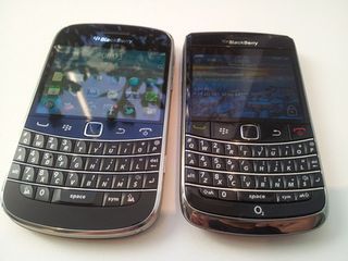 BlackBerry bold 9900 review: side by side comparision