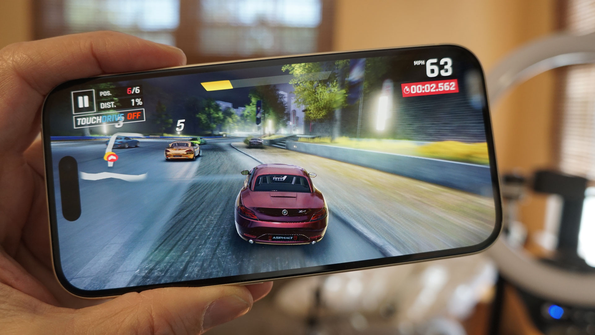 iPhone 15 med spillet Asphalt 9: Legends på skærmen.