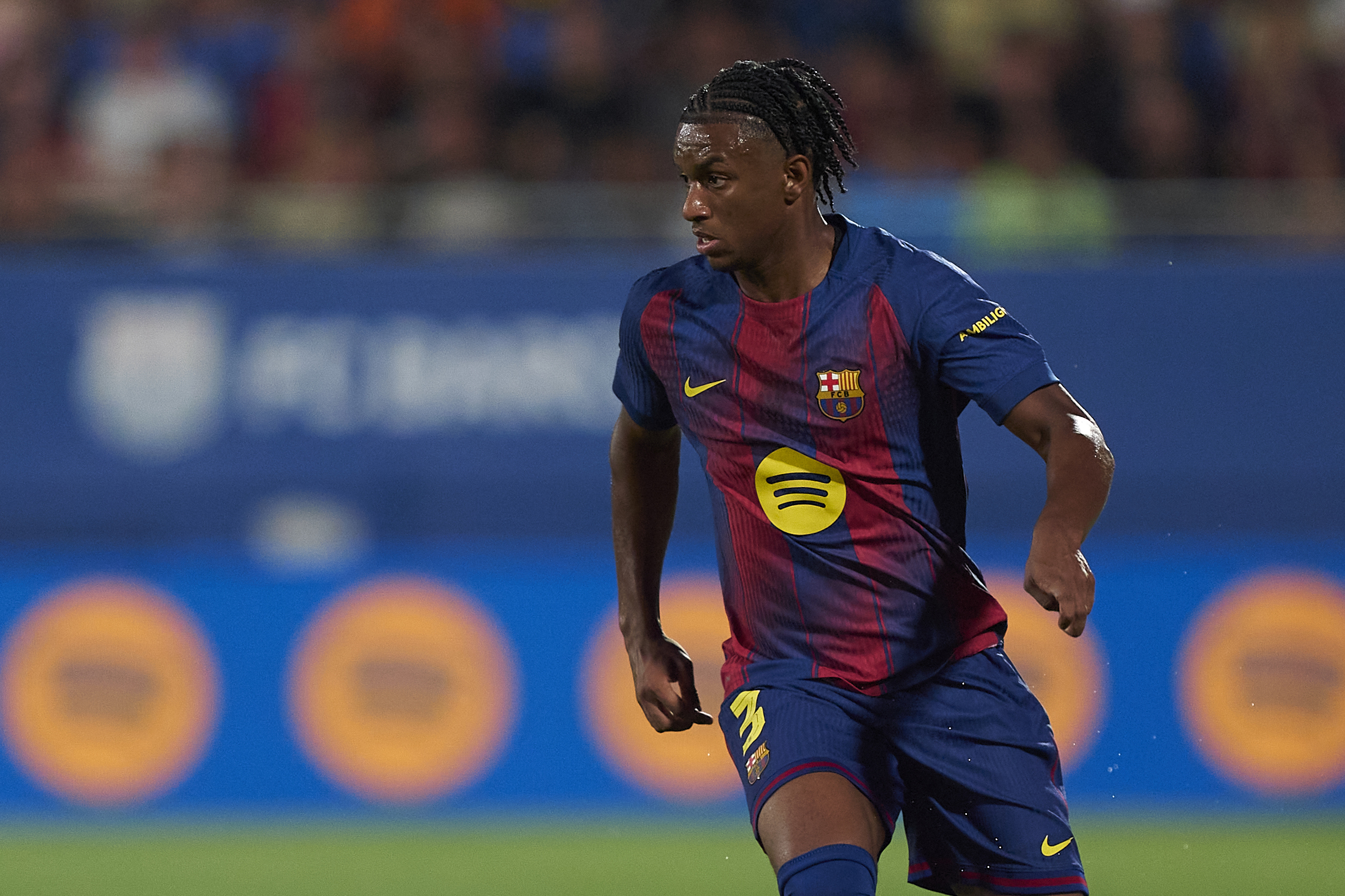 Manchester City target Alejandro Balde of FC Barcelona with the ball during the Joan Gamper Trophy match between FC Barcelona and Como1907 at Estadi Johan Cruyff on August 10, 2025 in Barcelona, Spain.