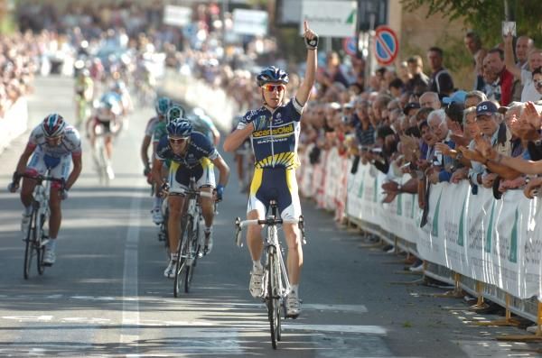 Riccardo Ricc&ograve; (Vacansoleil) takes the win ahead of his teammate Marco Marcato.
