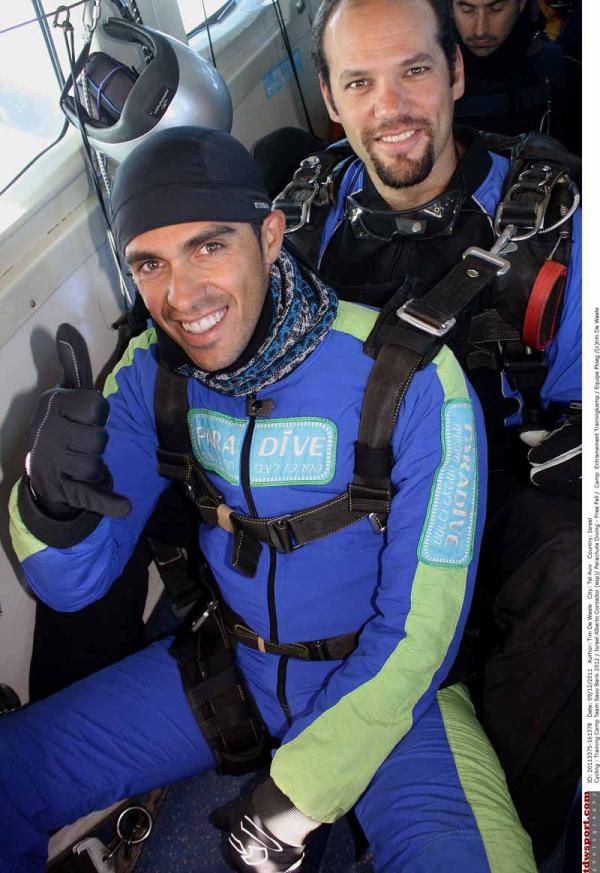 Bueno. Contador is relaxed before the jump