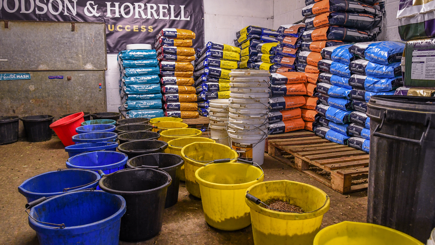Feed buckets