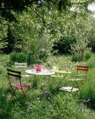 garden area with round table and chair