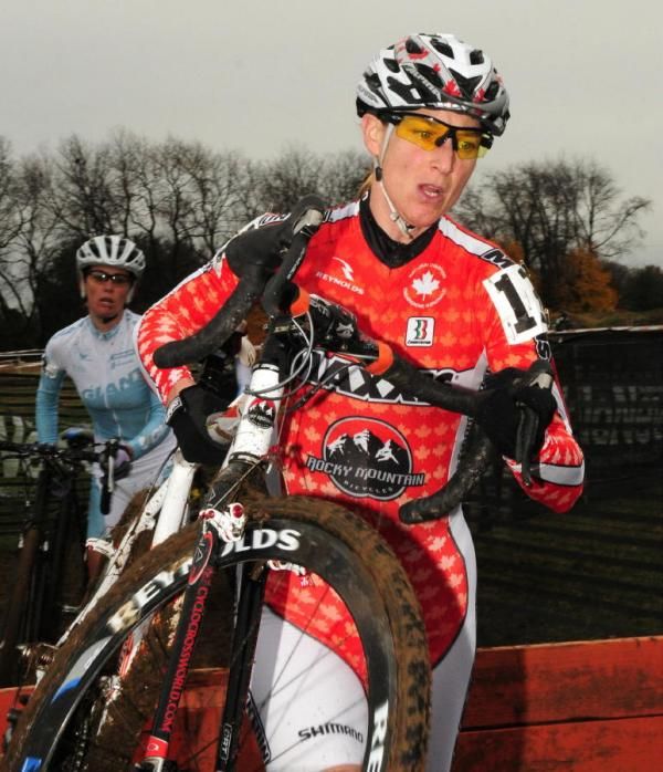 Alison Sydor (Maxxis-Rocky Mountain) running the barriers.