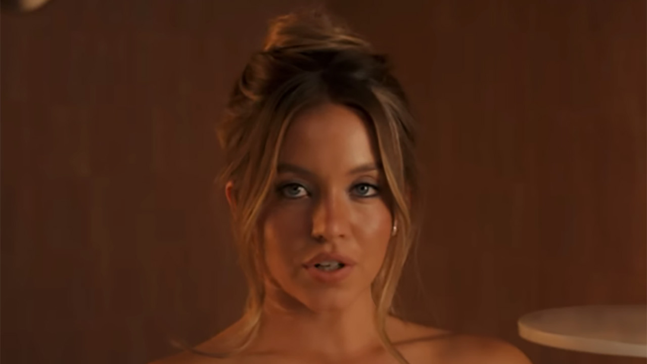 Sydney Sweeney, 2024'te duş jeli satan bir reklam için küvete atlıyor.