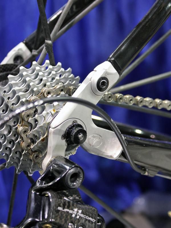 The aluminum dropout blends cleanly with the adjoining carbon stays.