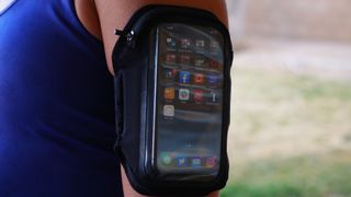 una foto della fascia da braccio Nike Pocket plus - uno dei migliori portacellulare per la corsa