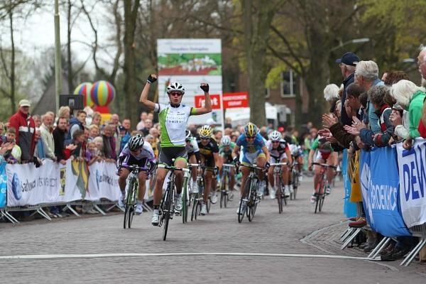 With time to celebrate before the line, Marianne Vos (Nederland Bloeit) wins the sprint from Shelley Olds (Diadora Pasta Zara) and Emma Johansson (Hitec Products)
