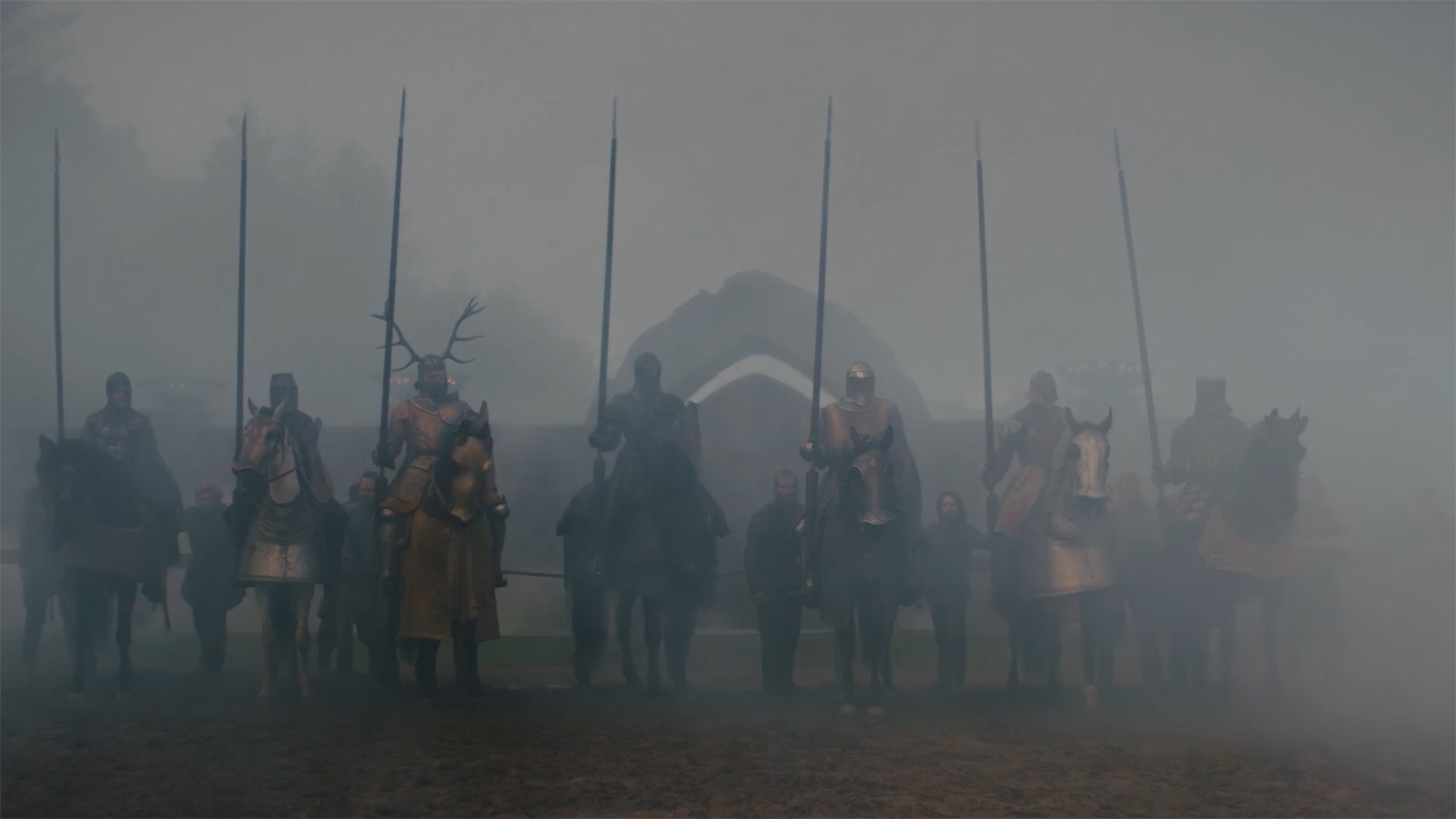 لقطة لسبعة رجال يرتدون الدروع ويحملون الرماح ويمتطون الخيول في فارس الممالك السبع الحلقة 5