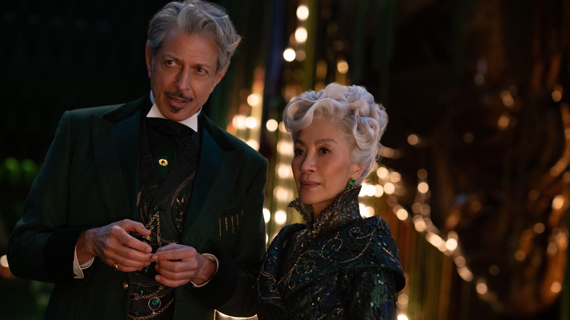 Jeff Goldblum como la Bruja y Michelle Yeoh como Madame Morrible de Wicked