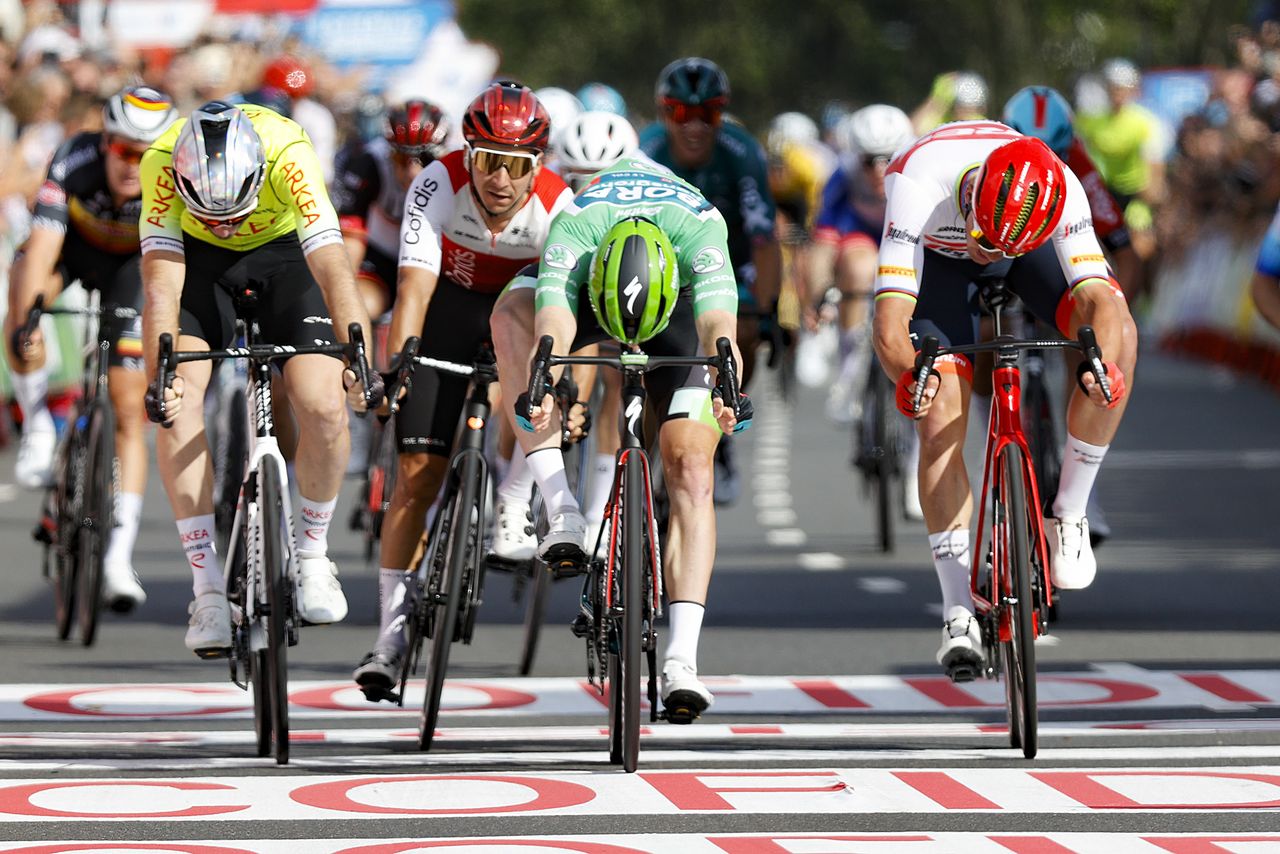 Vuelta Espana 2022 - 77th edition - 3rd stage - Breda - Breda 193,2 km 21/08/2022 - Sam Bennett (IRL - Bora - Hansgrohe) - Mads Pedersen (DEN - Trek - Segafredo) - Daniel Mclay (GBR - Team Arkea Samsic) - photo Luis Angel Gomez/SprintCyclingAgency&Acirc;&copy;2022