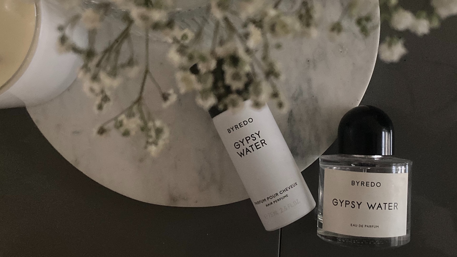 Stephanie ráda kombinuje svou láhev Byredo Gypsy Water s odpovídajícím parfémem na vlasy