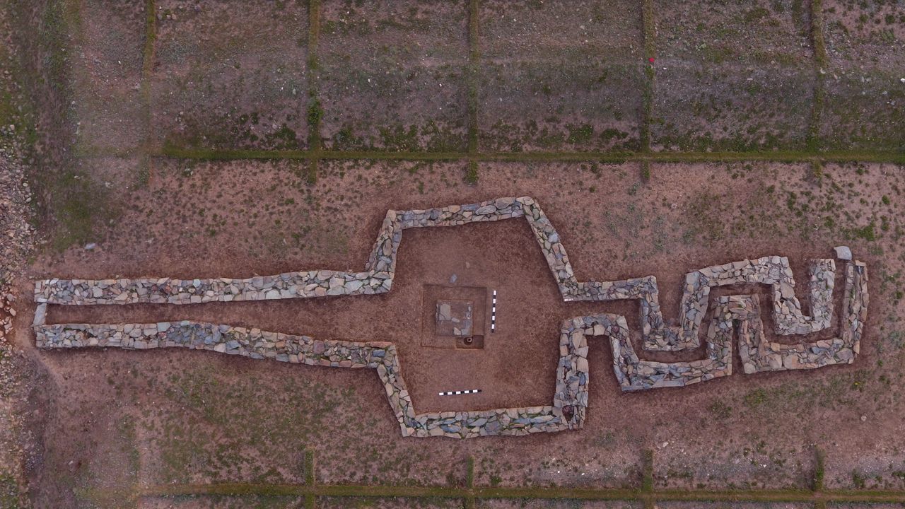 G&ouml;kt&uuml;rk pilgrims visiting the temple entered through the twisting "labyrinth" of stone walls built beside the tomb.