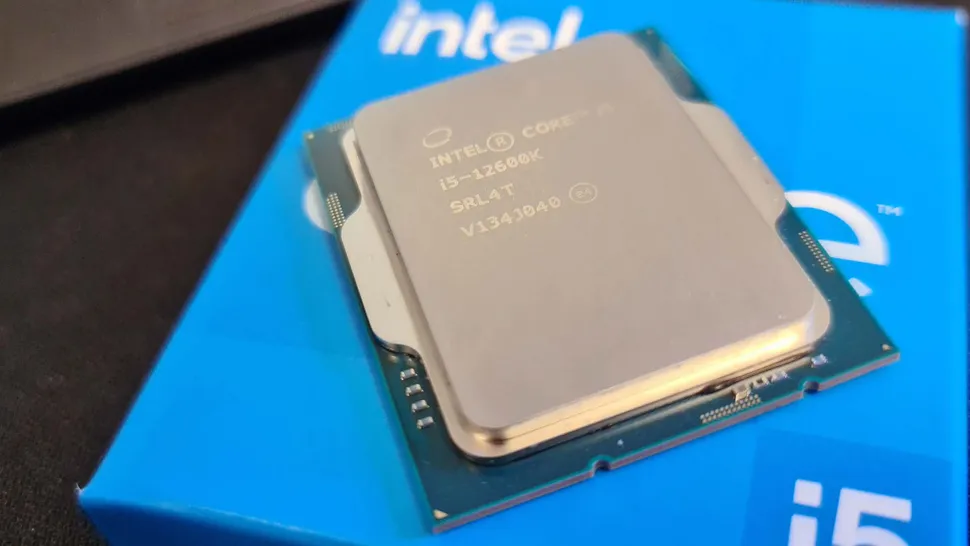 Процессор Intel Core i5 12600K на фото крупным планом